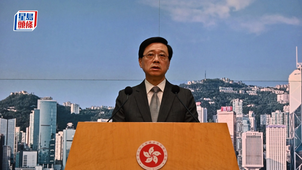 李家超表示，全世界都在搶人才，增加香港競爭力只會是「百利」。黃頌偉攝。